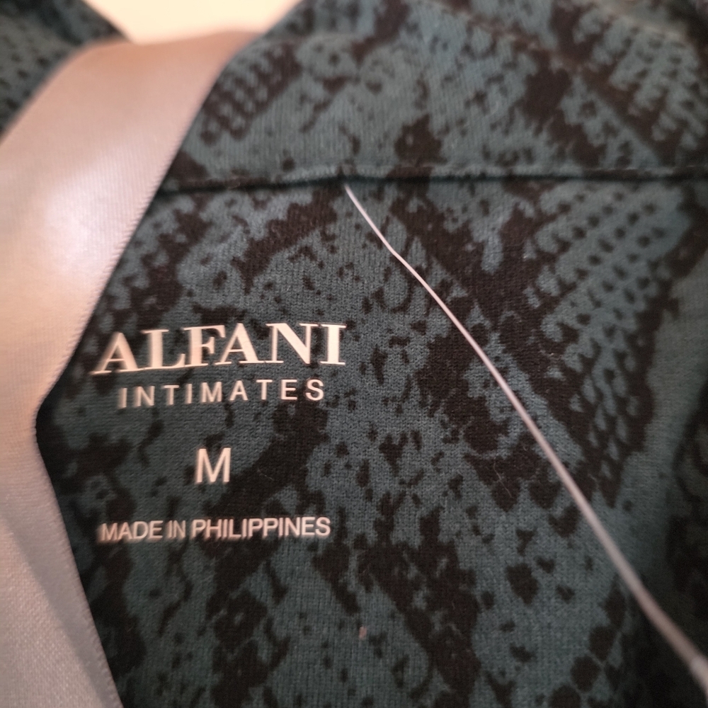 🔥ALFANI Ultra Super Soft 2-Piece Pajama Set Green Snake Print - Picture 6 of 6